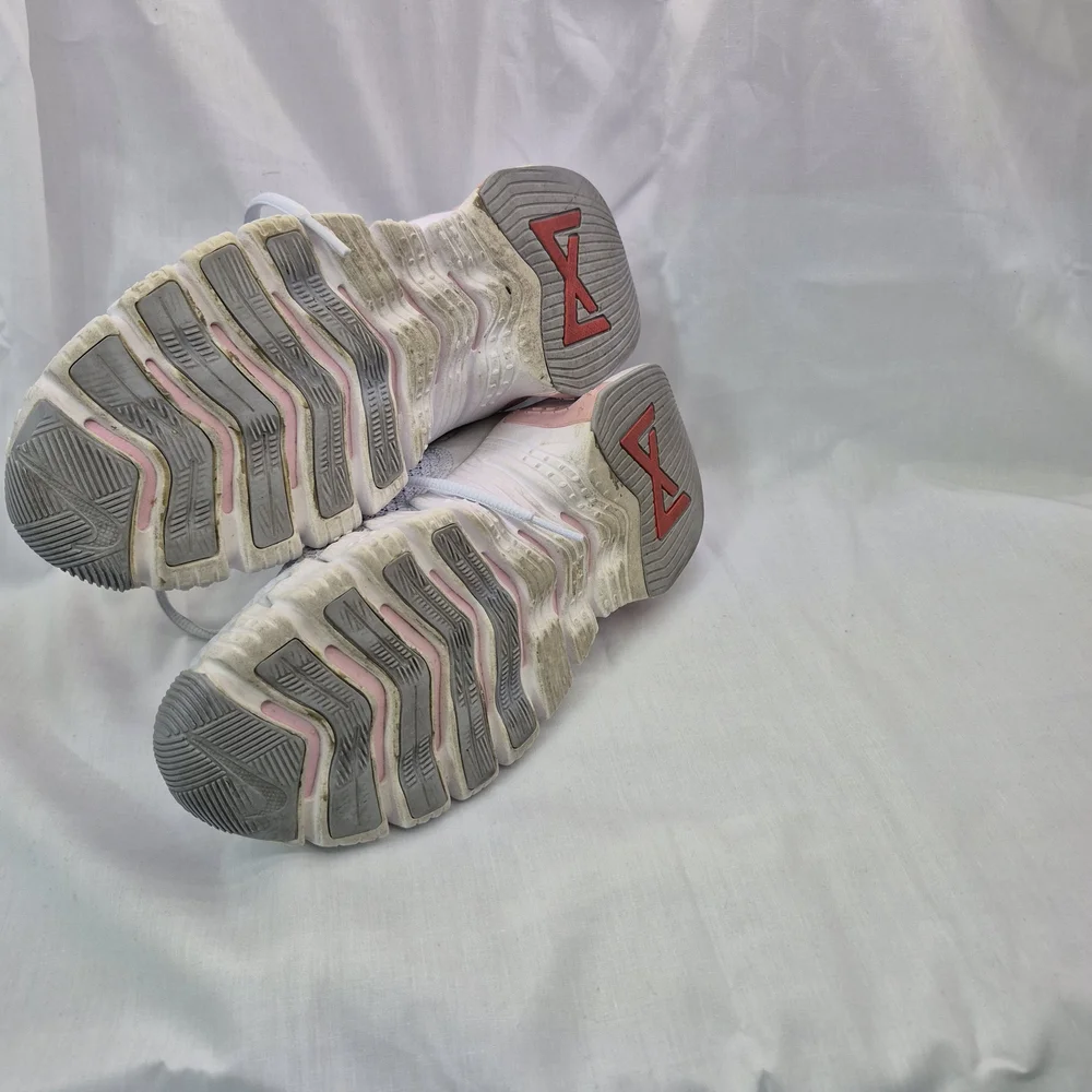 8.5 Nike Metcon‎ Athletic Shoes in Gray and Pink